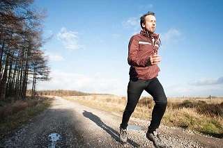 ジョギングする中年男性