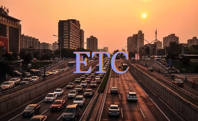 夕暮れの高速道路（ETCの文字）